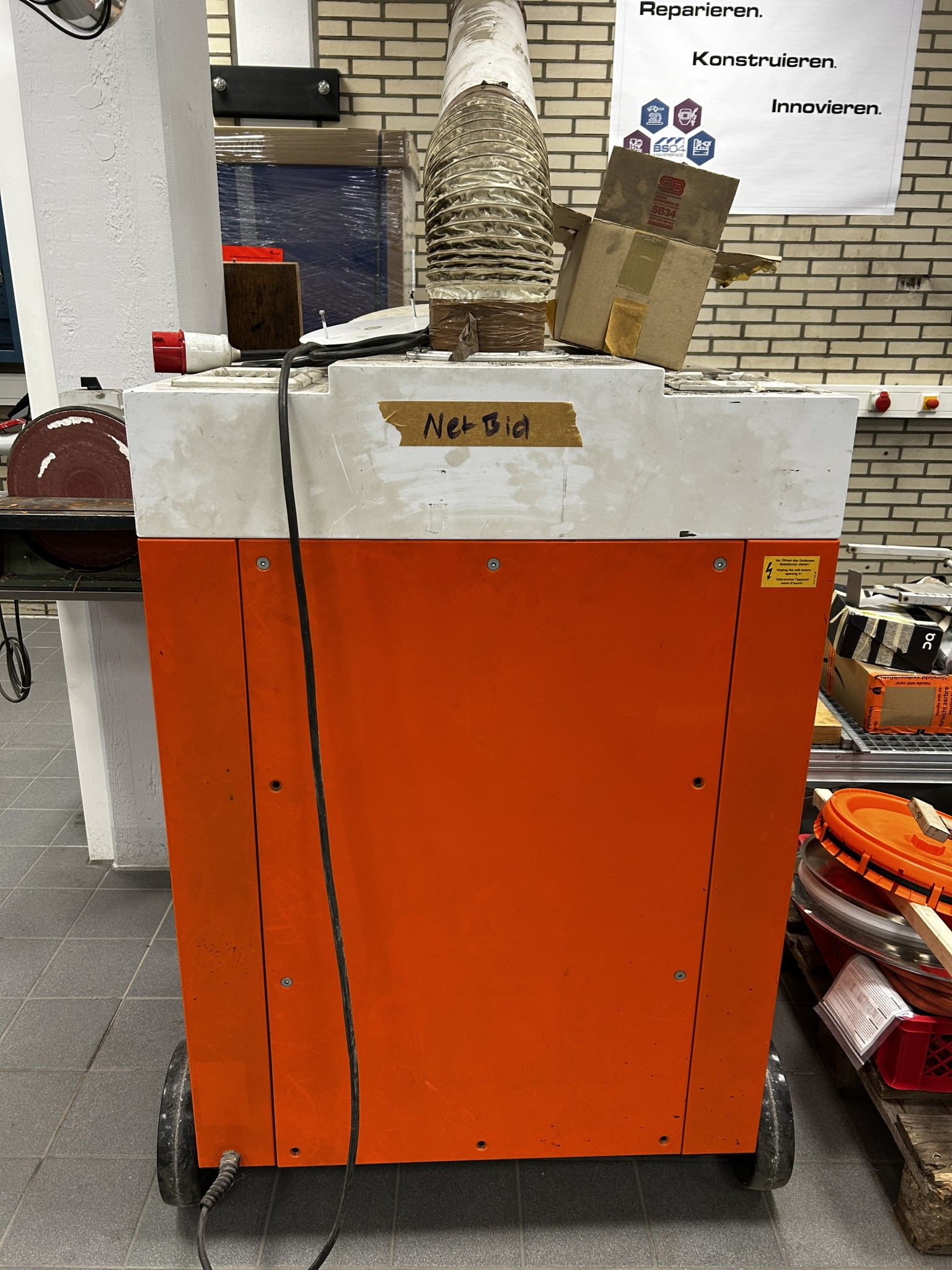 Nicht mehr benötigtes Equipment einer beruflichen Schule-7