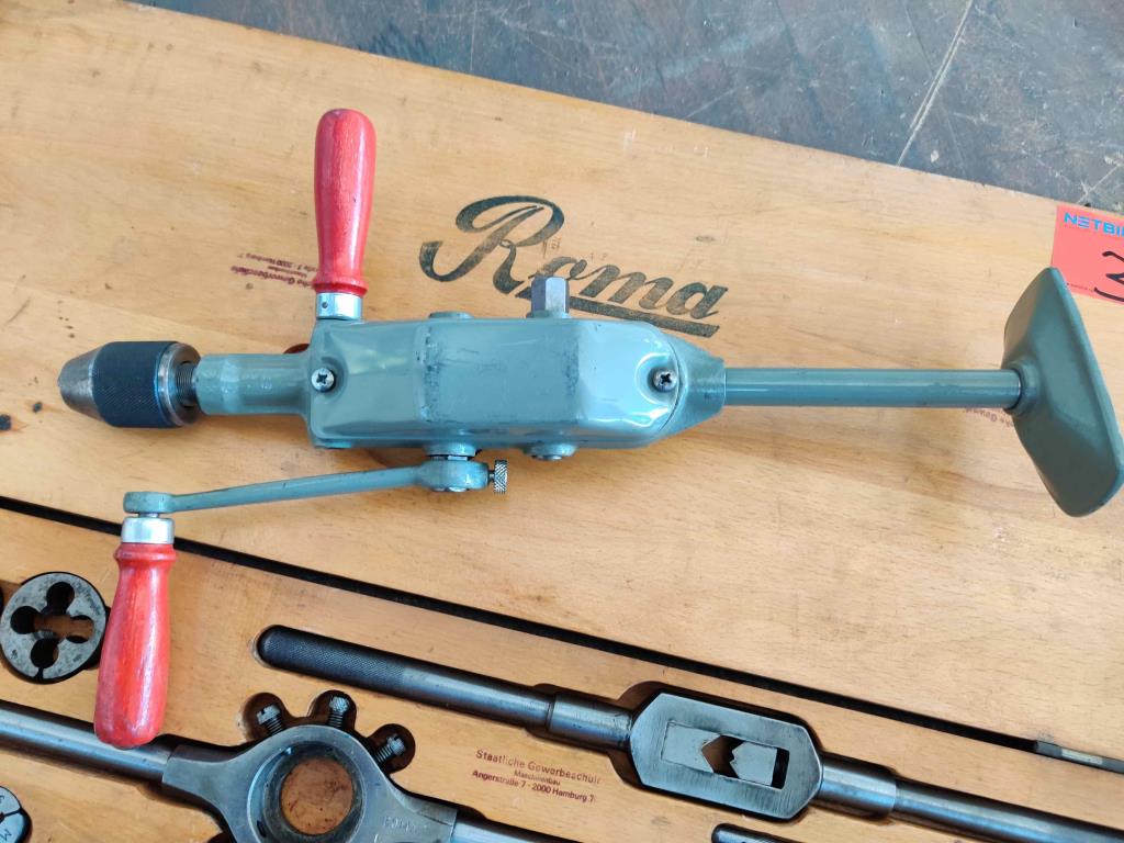 Nicht mehr benötigtes Equipment einer beruflichen Schule-8