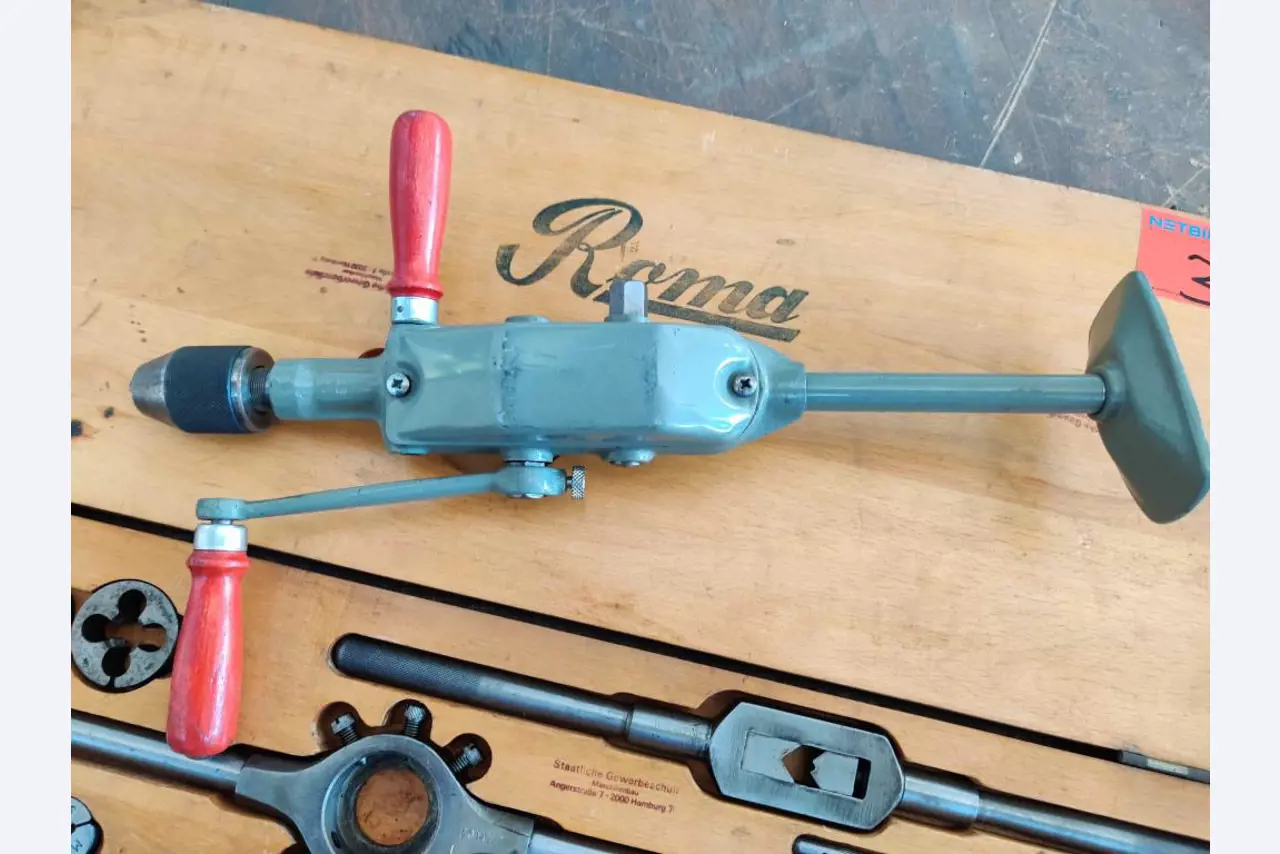 Uitrusting die niet langer nodig is voor een beroepsschool-8