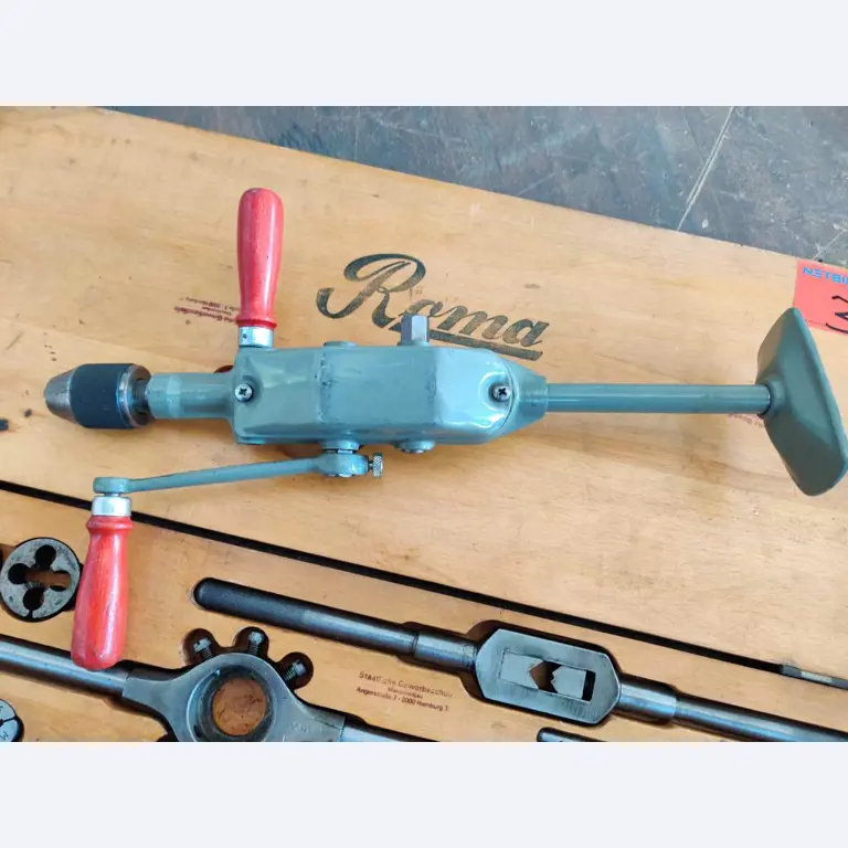 Uitrusting die niet langer nodig is voor een beroepsschool-8