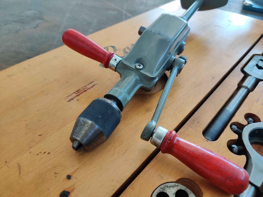 Nicht mehr benötigtes Equipment einer beruflichen Schule-9