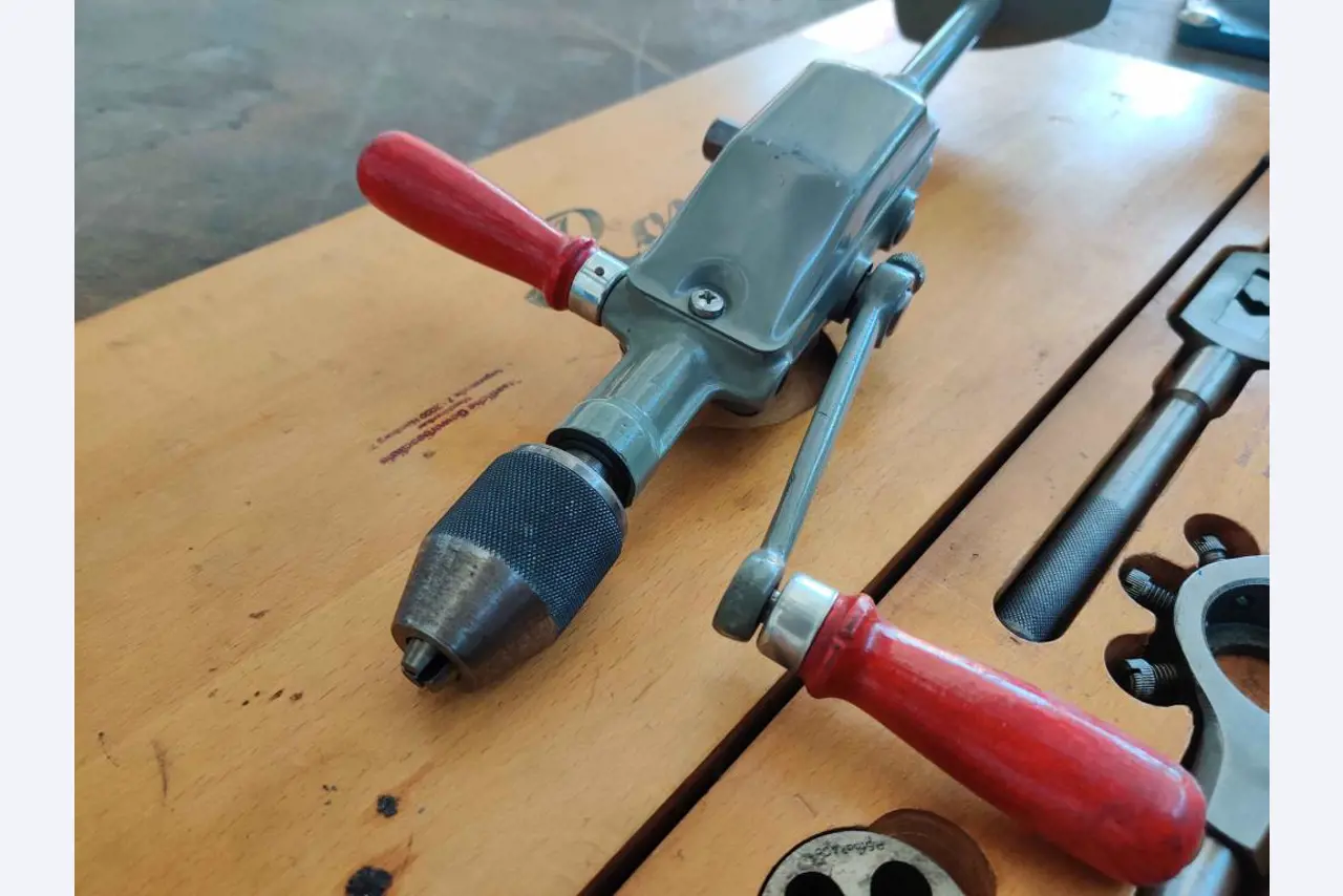 Uitrusting die niet langer nodig is voor een beroepsschool-9