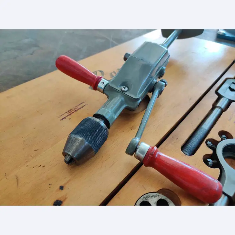 Uitrusting die niet langer nodig is voor een beroepsschool-9