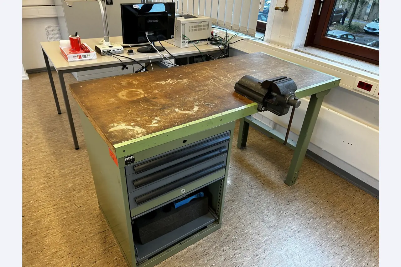 Uitrusting die niet langer nodig is voor een beroepsschool-2