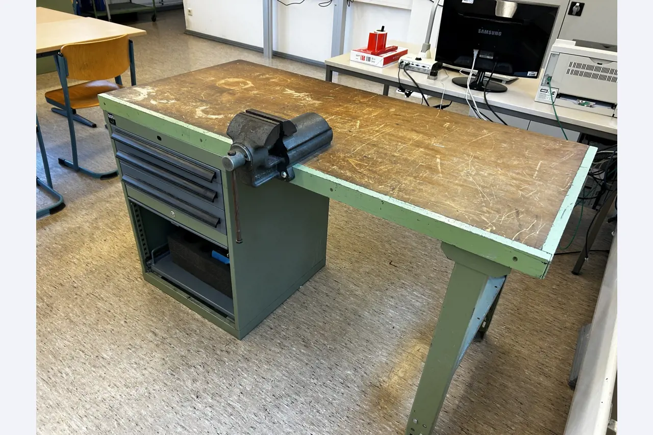 Uitrusting die niet langer nodig is voor een beroepsschool-4