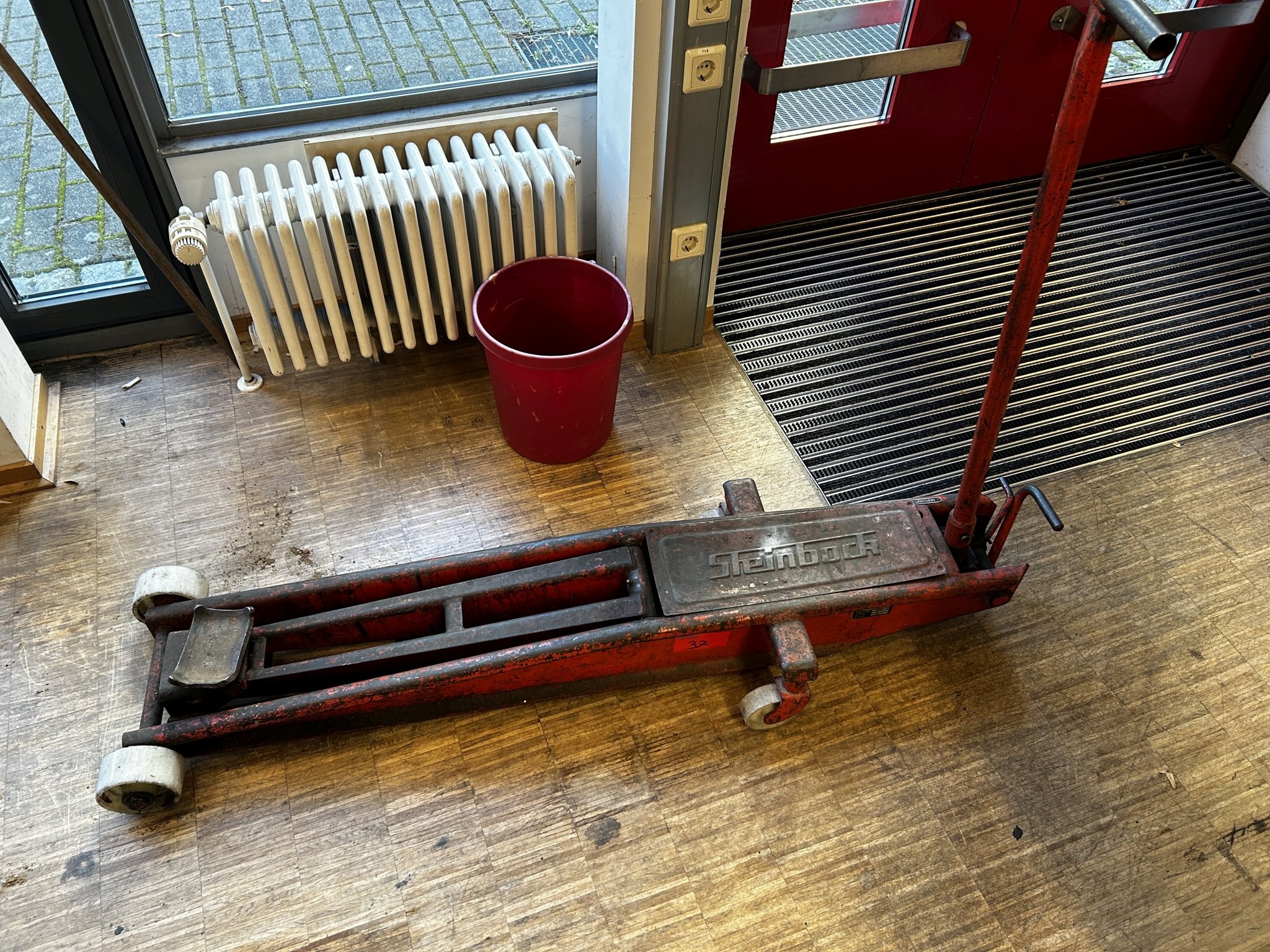 Équipement d'une école professionnelle qui n'est plus utilisé-2