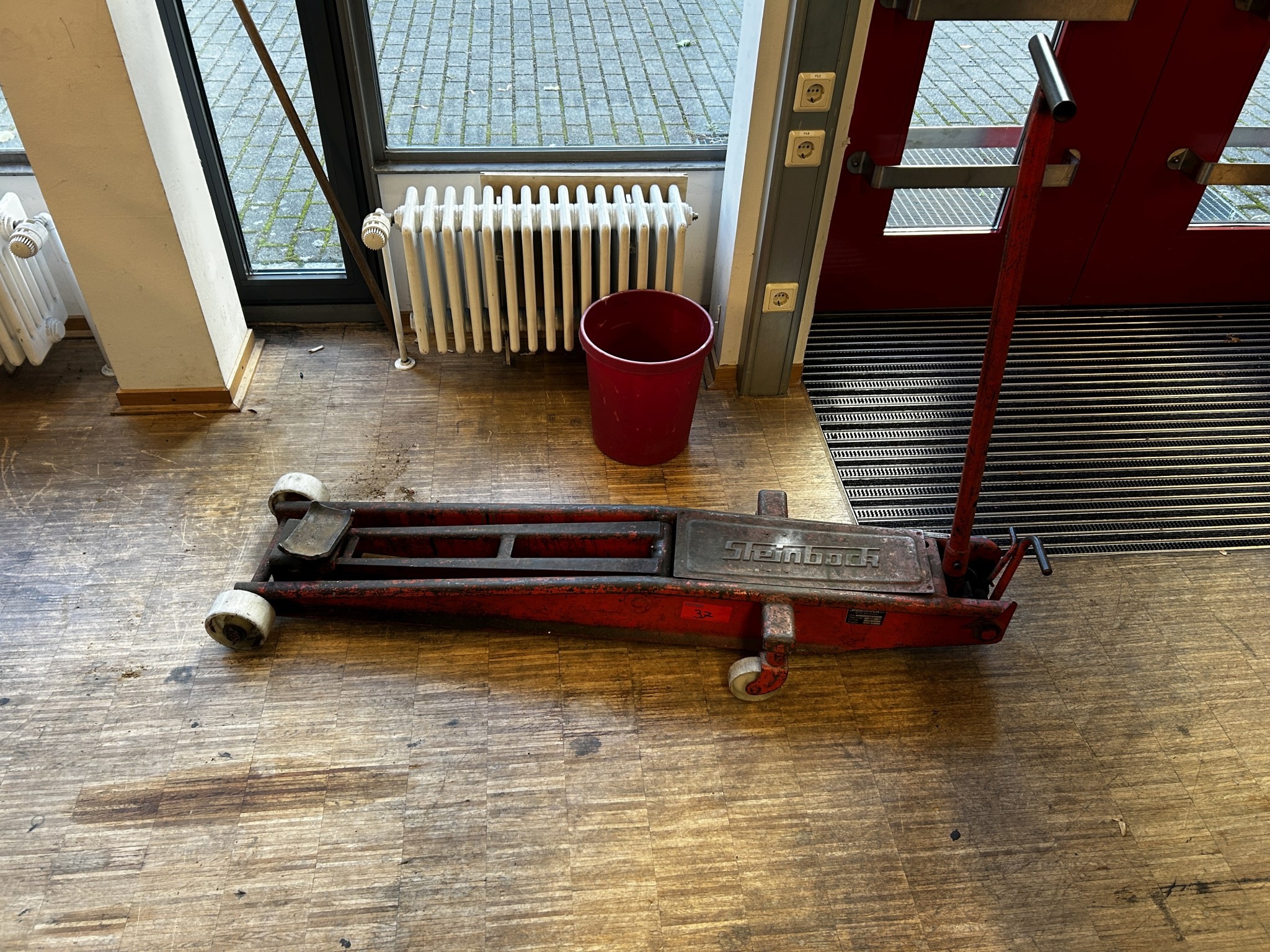 Équipement d'une école professionnelle qui n'est plus utilisé-3