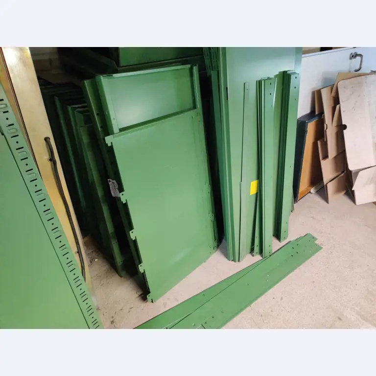 Nicht mehr benötigtes Equipment einer beruflichen Schule-1