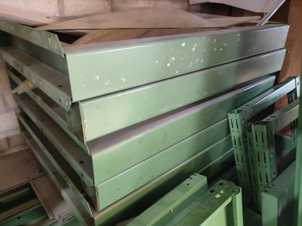 Nicht mehr benötigtes Equipment einer beruflichen Schule-2