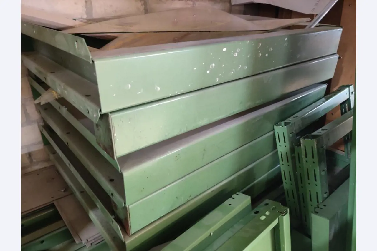 Nicht mehr benötigtes Equipment einer beruflichen Schule-2