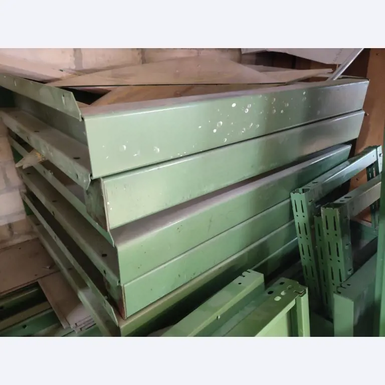 Nicht mehr benötigtes Equipment einer beruflichen Schule-2