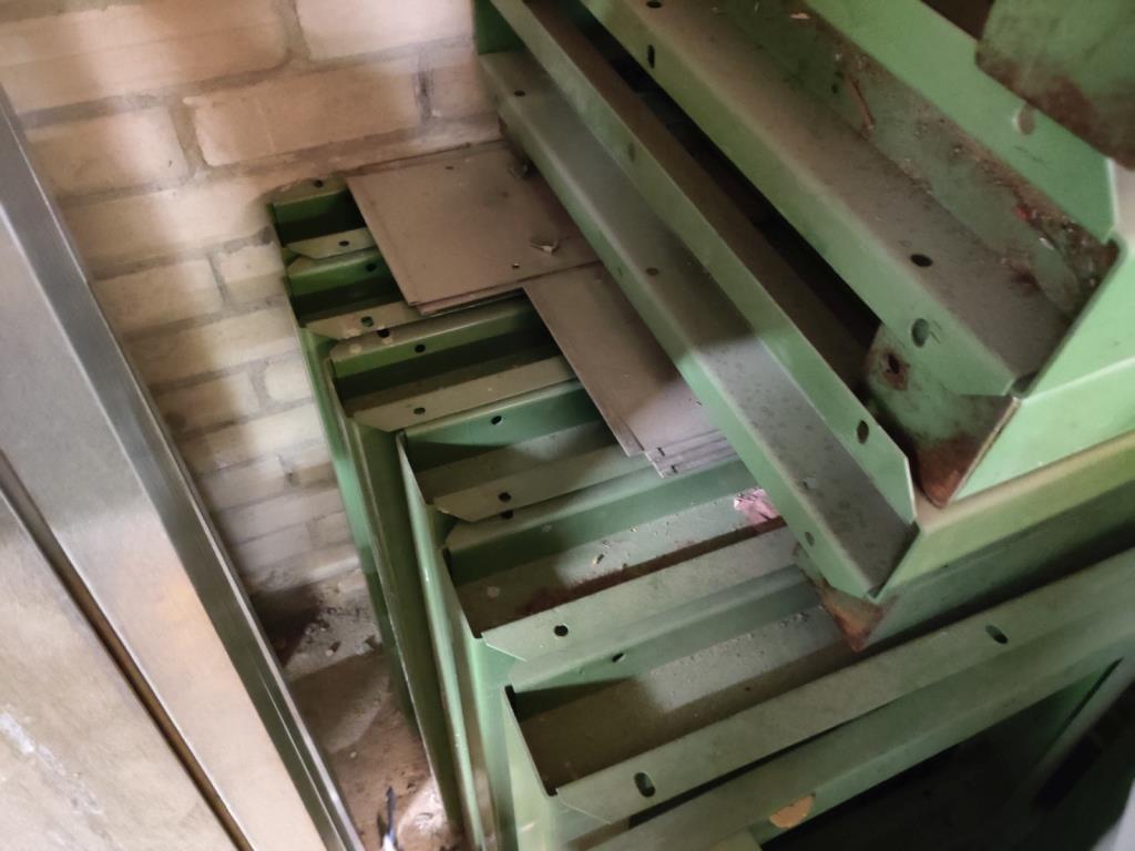 Nicht mehr benötigtes Equipment einer beruflichen Schule-3