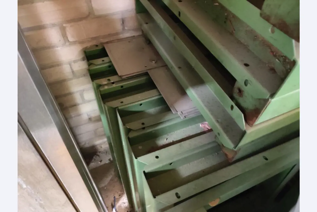 Nicht mehr benötigtes Equipment einer beruflichen Schule-3