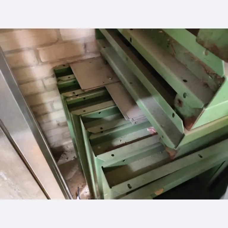 Nicht mehr benötigtes Equipment einer beruflichen Schule-3