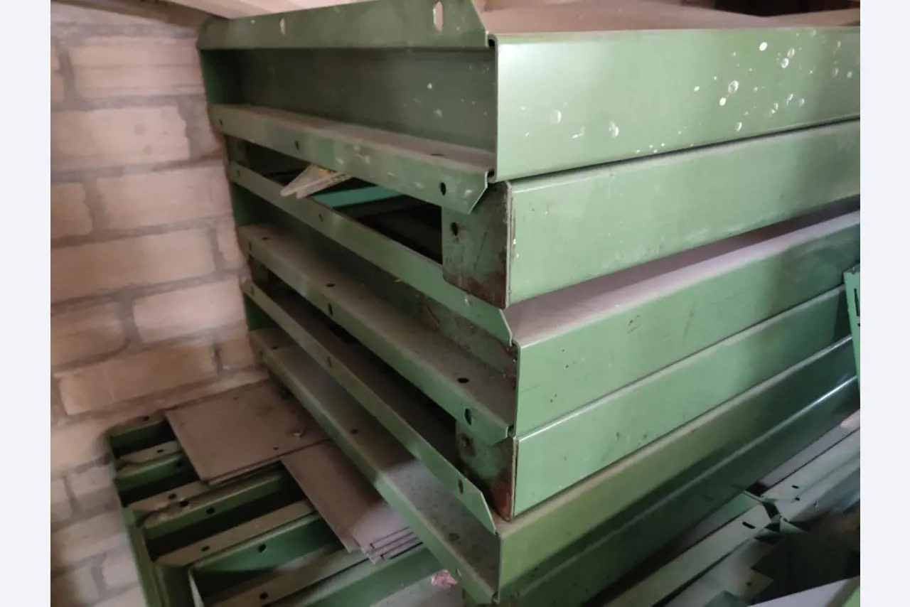 Nicht mehr benötigtes Equipment einer beruflichen Schule-4