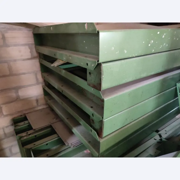 Nicht mehr benötigtes Equipment einer beruflichen Schule-4