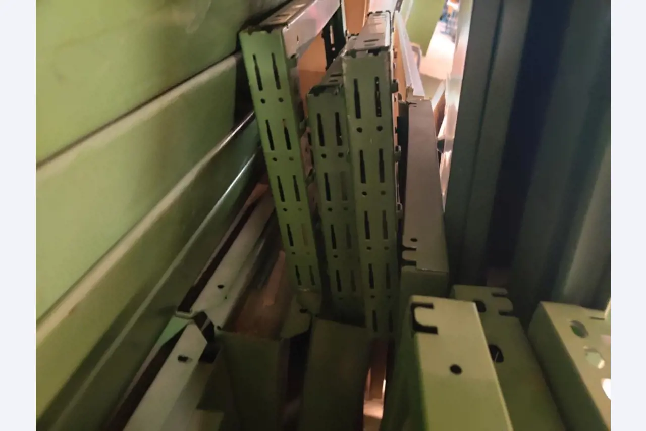 Nicht mehr benötigtes Equipment einer beruflichen Schule-5