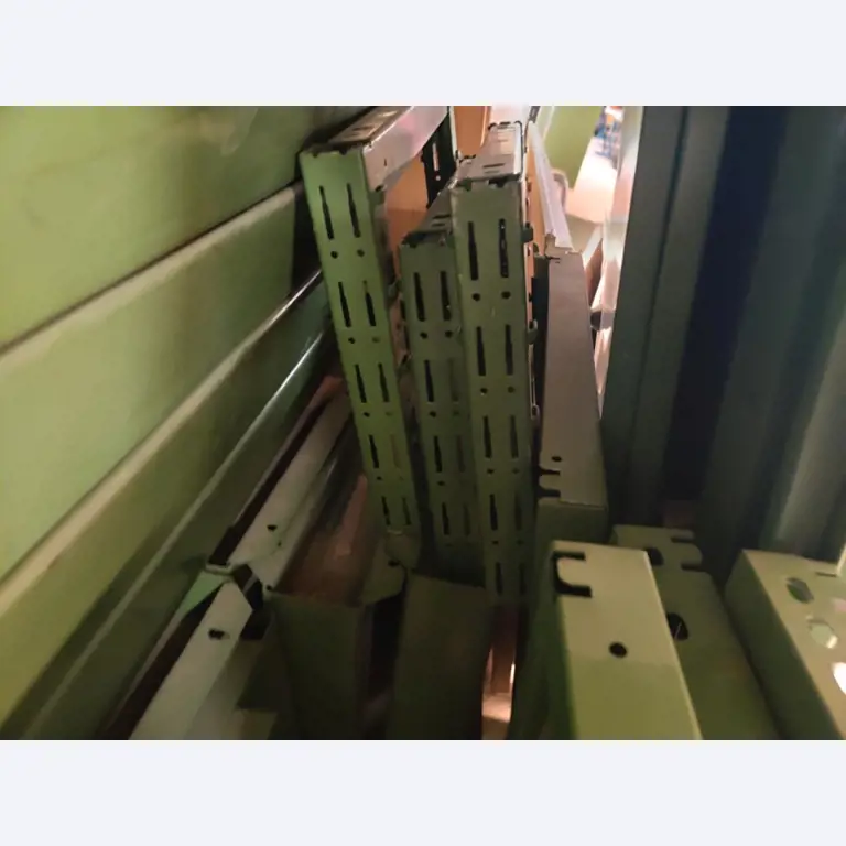 Nicht mehr benötigtes Equipment einer beruflichen Schule-5