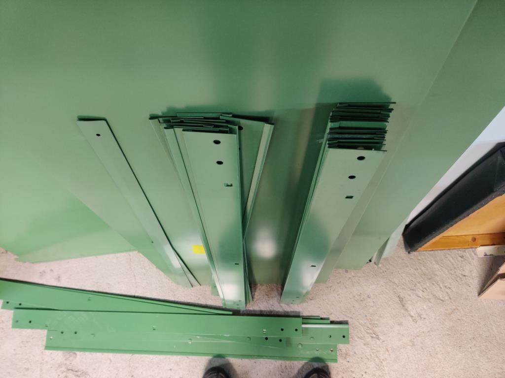 Nicht mehr benötigtes Equipment einer beruflichen Schule-6