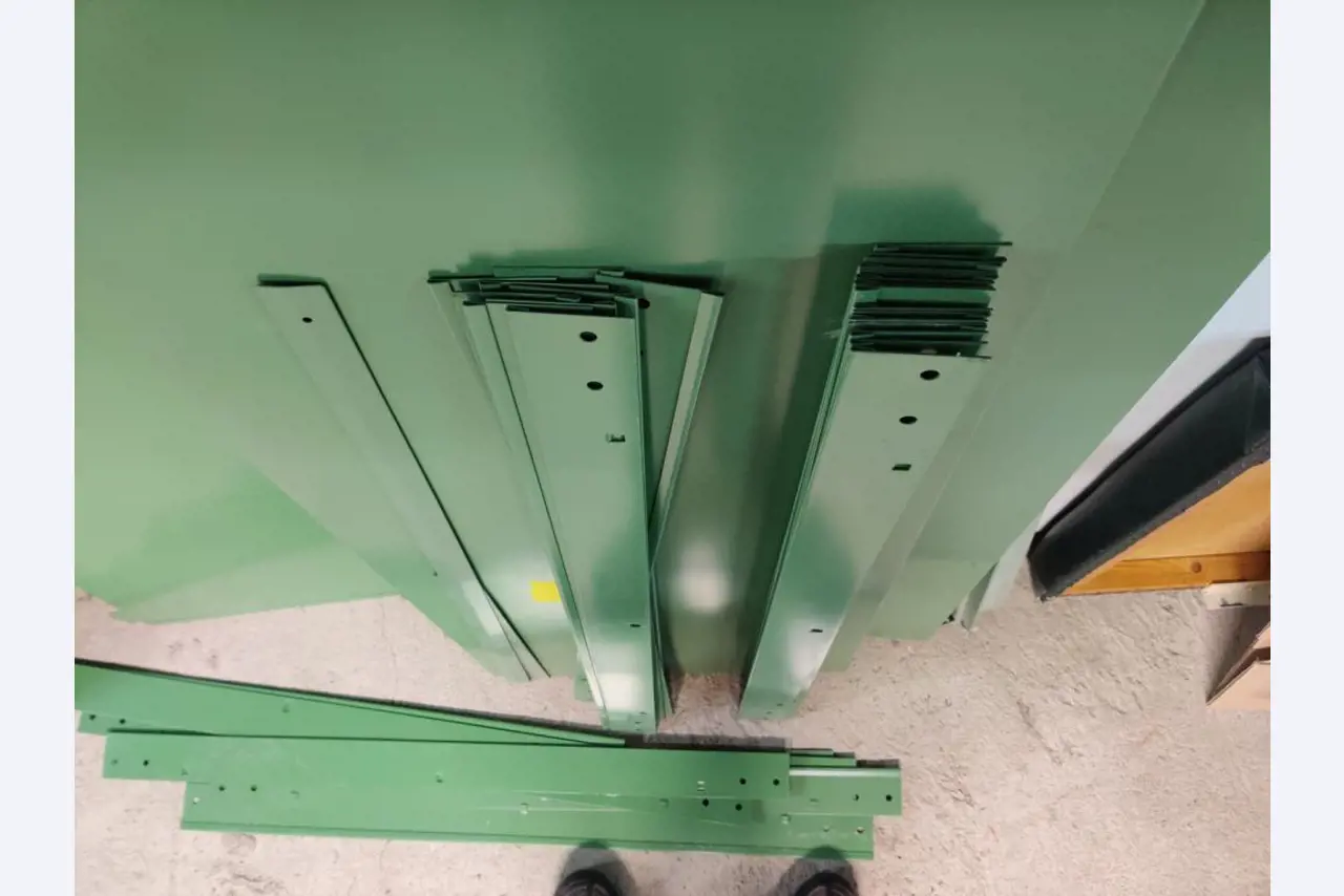 Nicht mehr benötigtes Equipment einer beruflichen Schule-6