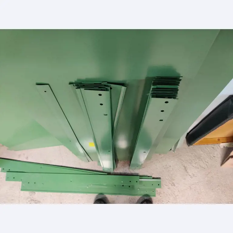 Nicht mehr benötigtes Equipment einer beruflichen Schule-6