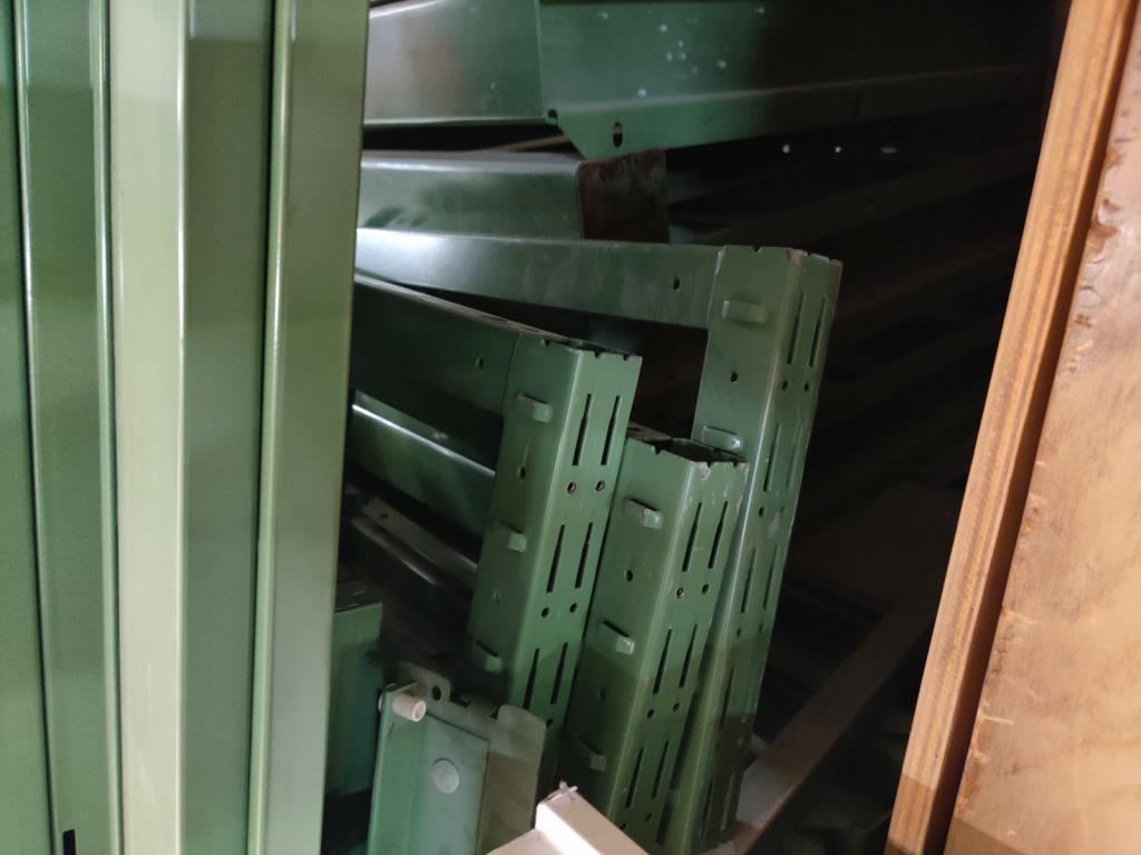 Nicht mehr benötigtes Equipment einer beruflichen Schule-7