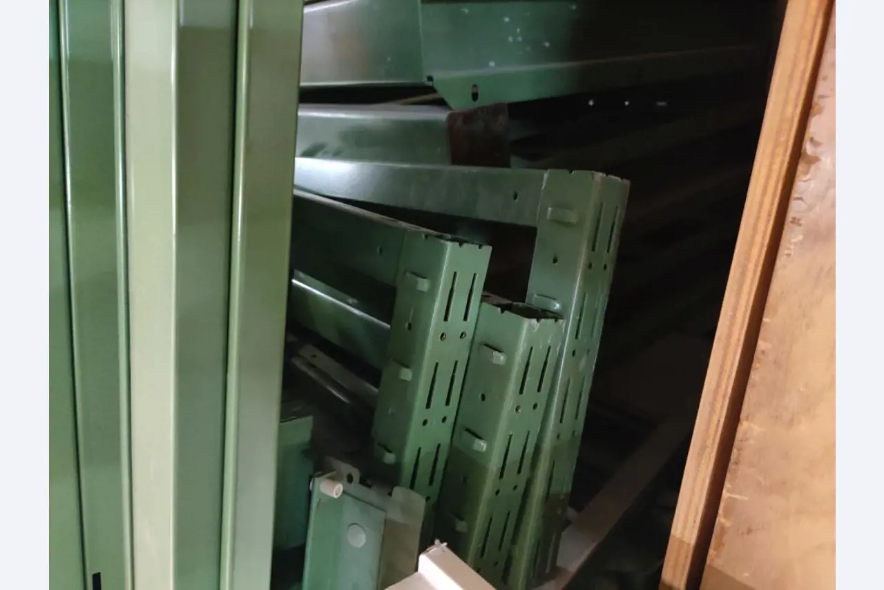 Nicht mehr benötigtes Equipment einer beruflichen Schule-7