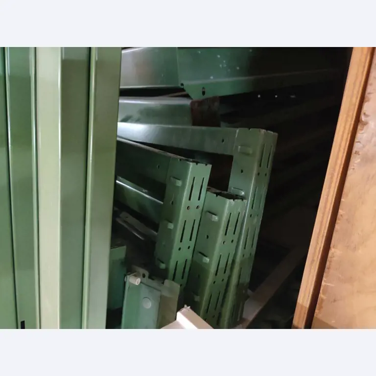 Nicht mehr benötigtes Equipment einer beruflichen Schule-7