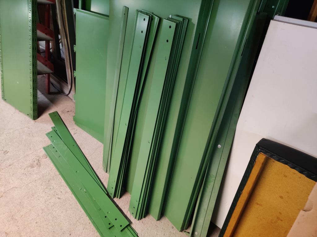 Nicht mehr benötigtes Equipment einer beruflichen Schule-8