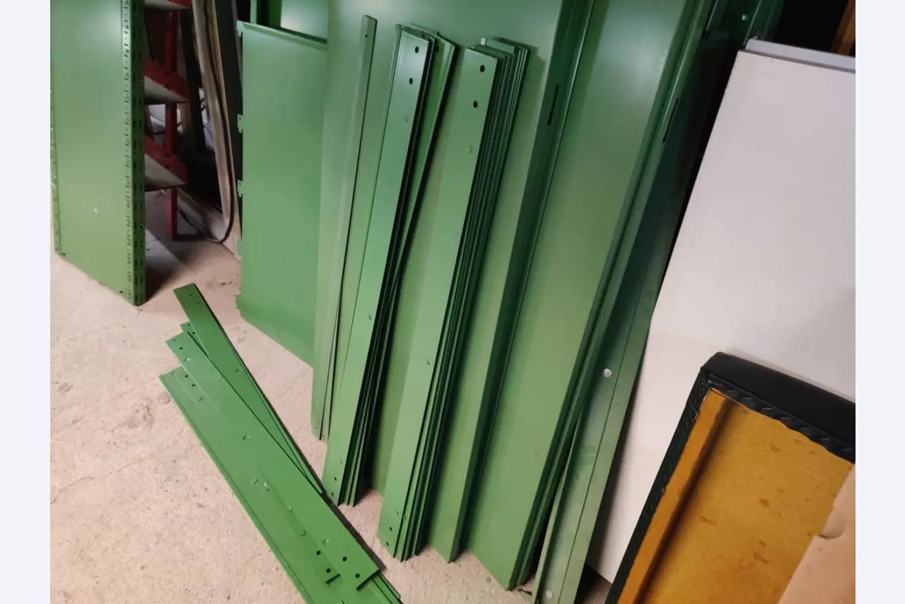 Nicht mehr benötigtes Equipment einer beruflichen Schule-8