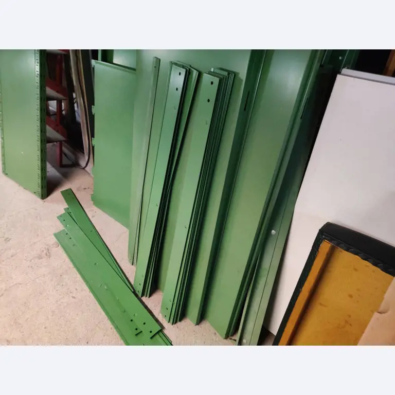 Nicht mehr benötigtes Equipment einer beruflichen Schule-8