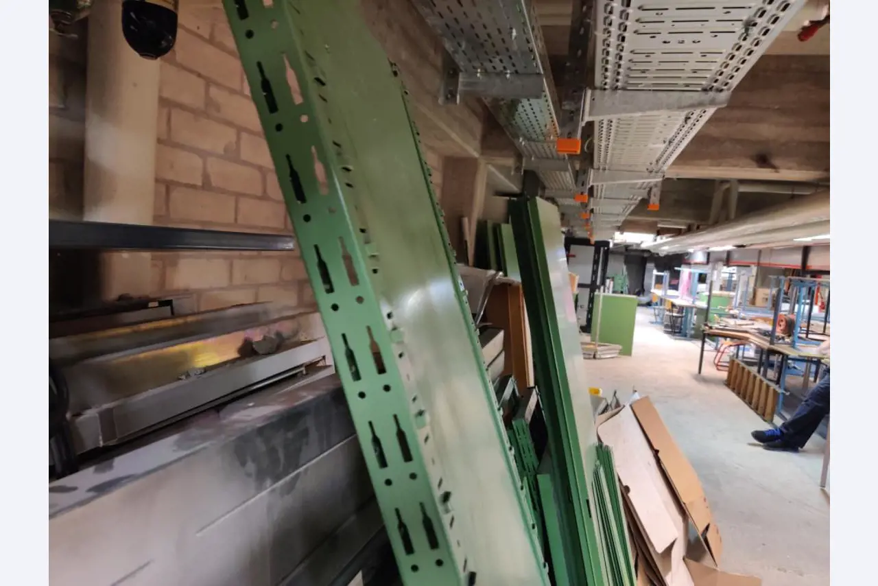 Nicht mehr benötigtes Equipment einer beruflichen Schule-9