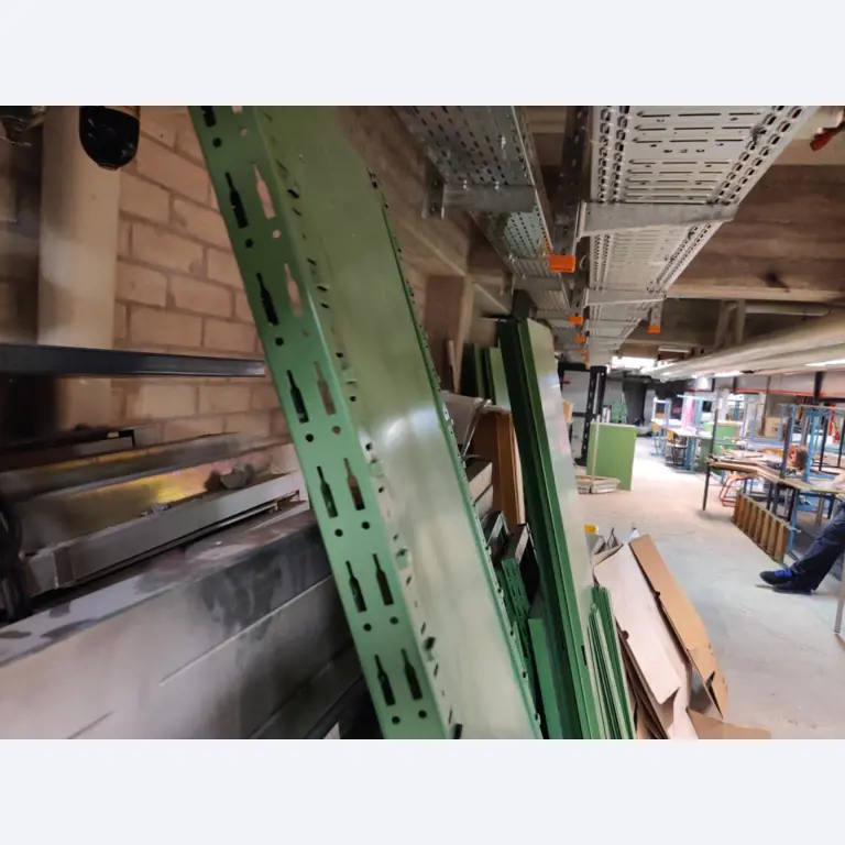 Nicht mehr benötigtes Equipment einer beruflichen Schule-9