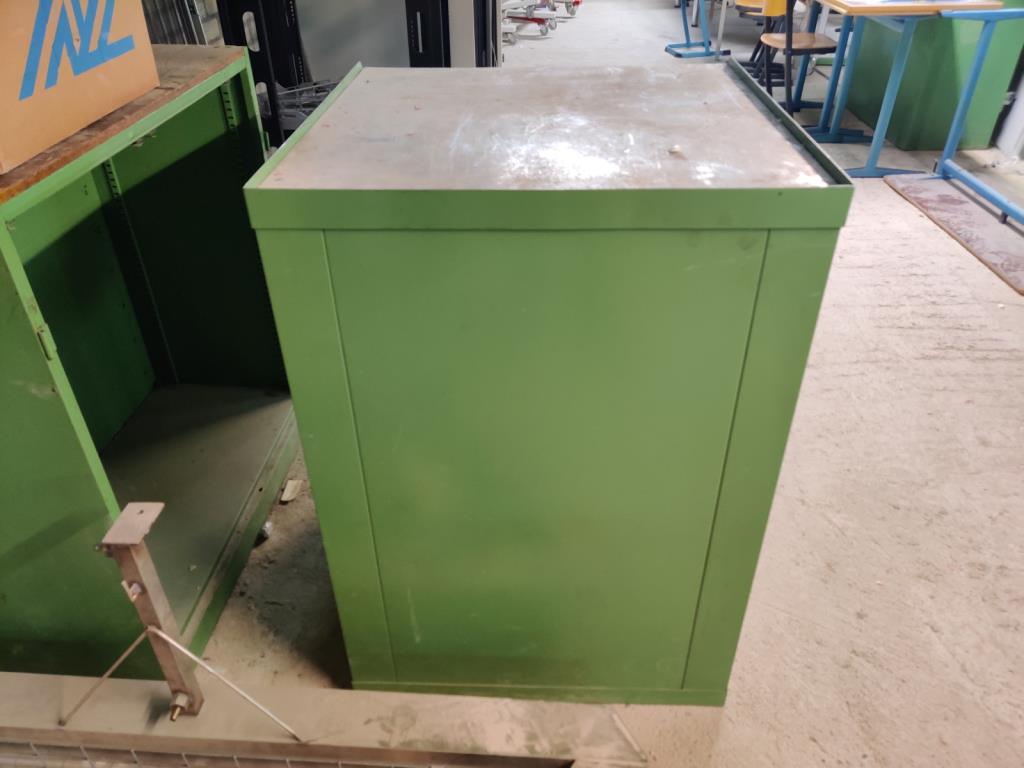 Nicht mehr benötigtes Equipment einer beruflichen Schule-3