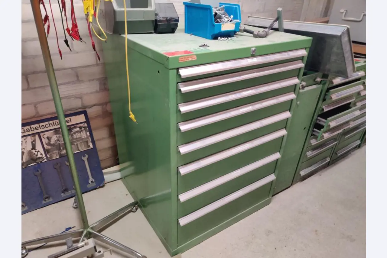 Nicht mehr benötigtes Equipment einer beruflichen Schule-1