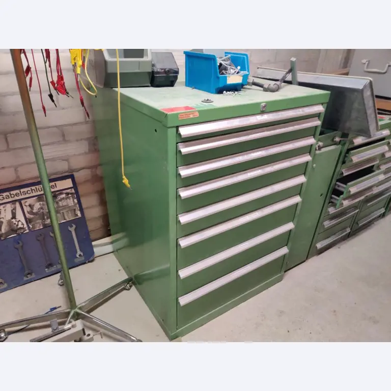 Nicht mehr benötigtes Equipment einer beruflichen Schule-1