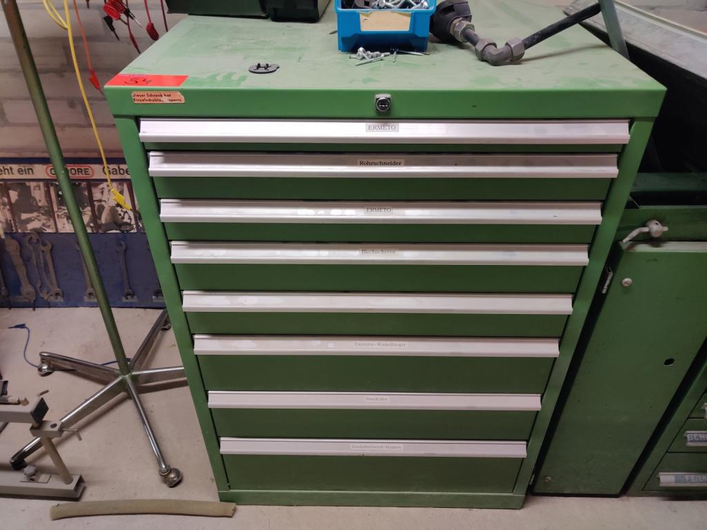 Nicht mehr benötigtes Equipment einer beruflichen Schule-2