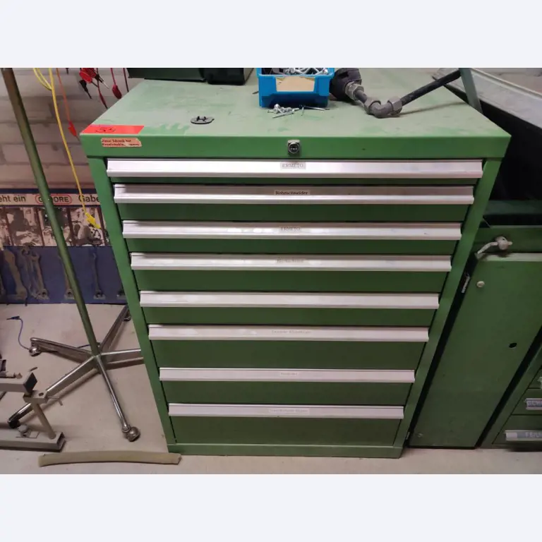 Nicht mehr benötigtes Equipment einer beruflichen Schule-2