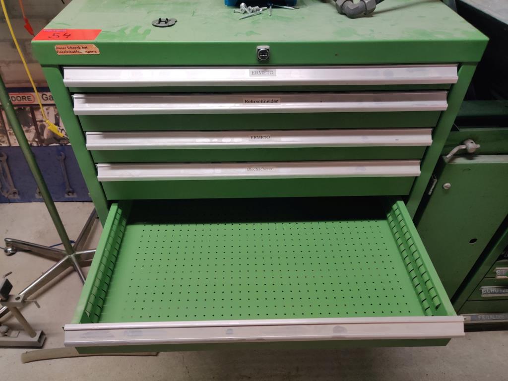 Nicht mehr benötigtes Equipment einer beruflichen Schule-3