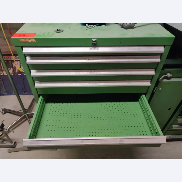 Nicht mehr benötigtes Equipment einer beruflichen Schule-3