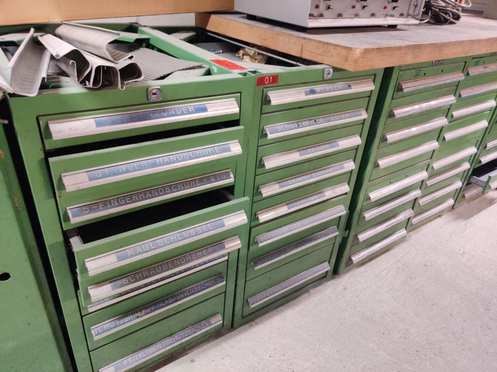 Nicht mehr benötigtes Equipment einer beruflichen Schule-1