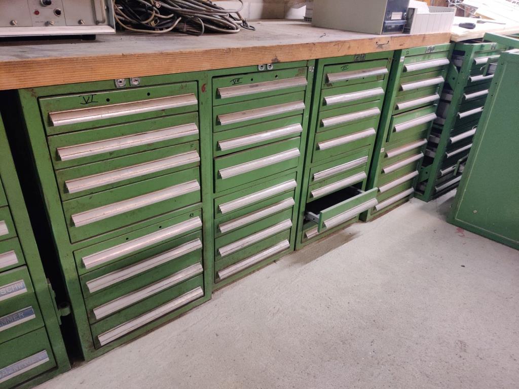 Nicht mehr benötigtes Equipment einer beruflichen Schule-2