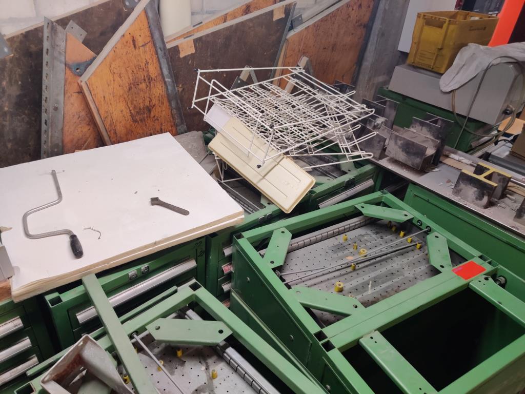 Nicht mehr benötigtes Equipment einer beruflichen Schule-4
