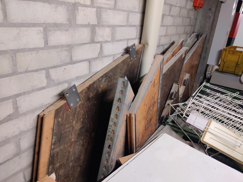 Nicht mehr benötigtes Equipment einer beruflichen Schule-5