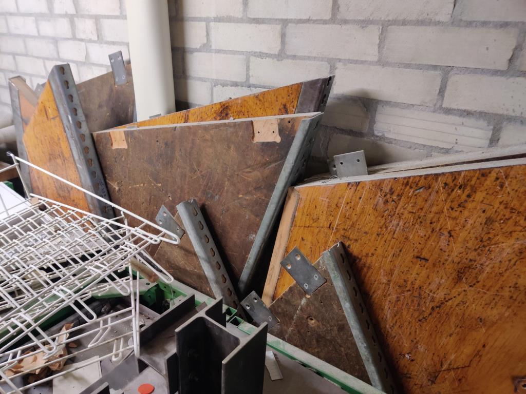 Nicht mehr benötigtes Equipment einer beruflichen Schule-6