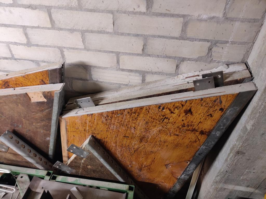 Nicht mehr benötigtes Equipment einer beruflichen Schule-7