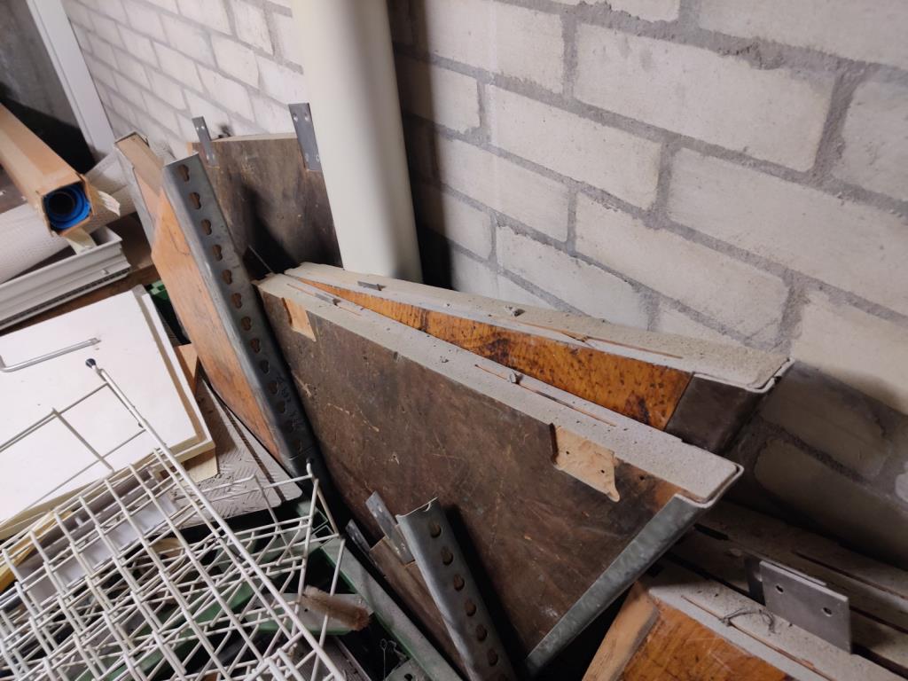 Nicht mehr benötigtes Equipment einer beruflichen Schule-8