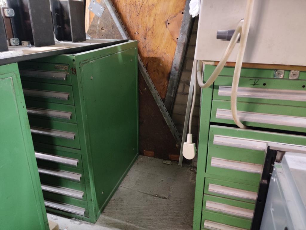 Nicht mehr benötigtes Equipment einer beruflichen Schule-9