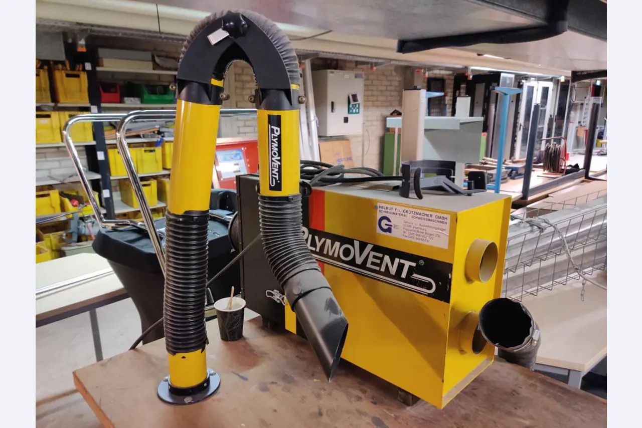 Nicht mehr benötigtes Equipment einer beruflichen Schule-1