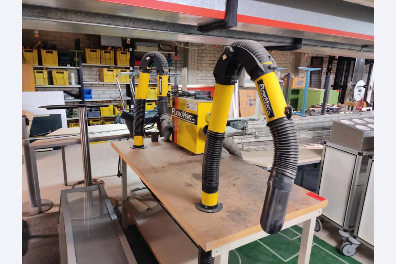 Nicht mehr benötigtes Equipment einer beruflichen Schule-3